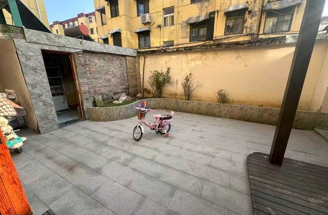 市中心 振兴路   一楼带60平院子 恒昌小区 精装四室