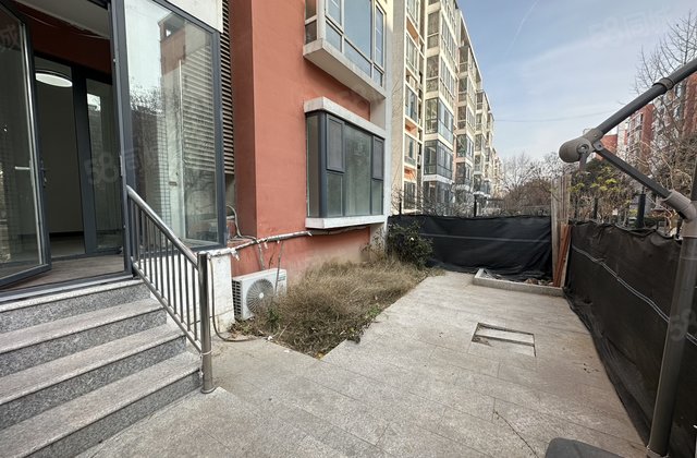 市医院西 运河边 中通三期 一楼带40平院 三室两卫 有钥匙