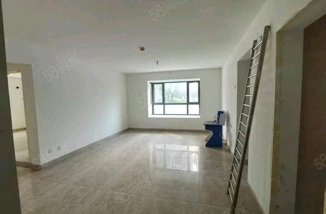 送车位！走一手！无过户费用！随时看房有钥匙！莲湖新城