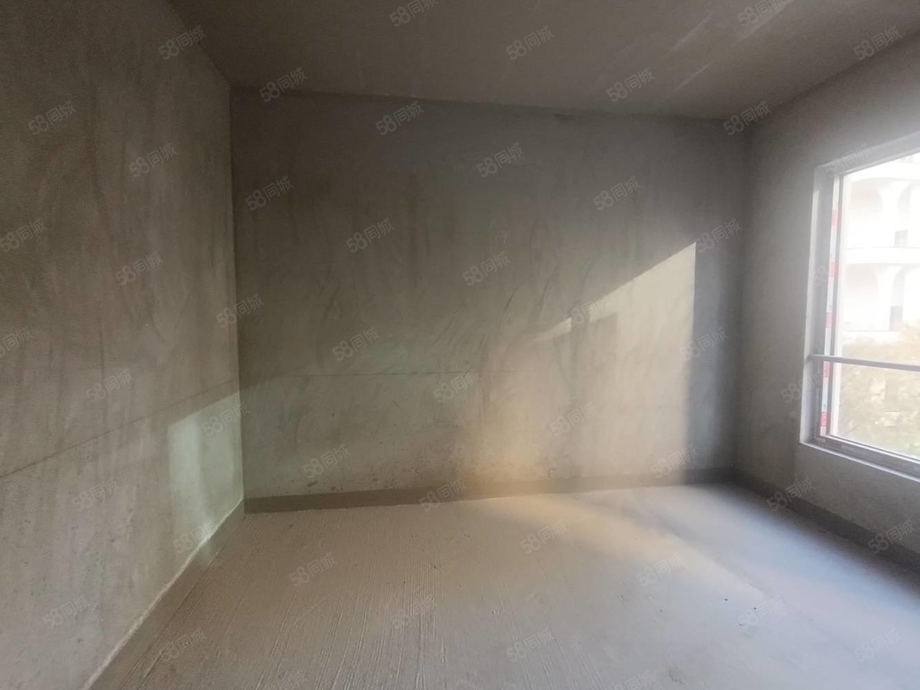 国瑞麓林府4室2厅3卫143㎡南北135万