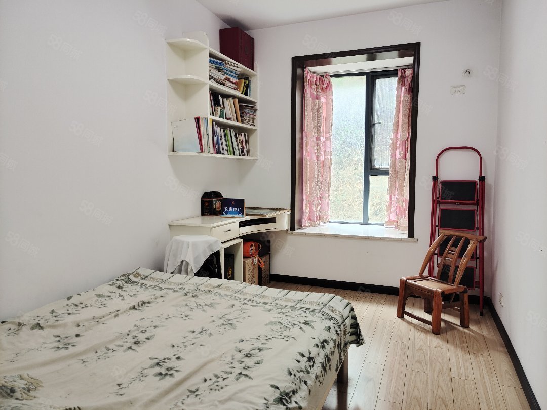 维多利亚3室2厅1卫112㎡南北73.8万