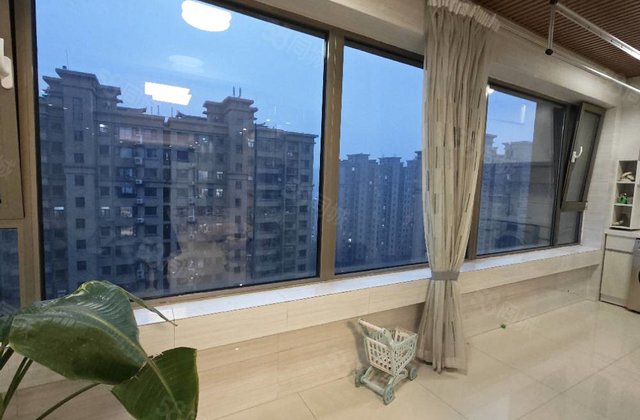 润景苑 中间楼层 精装修三叶草 带车位储免大税