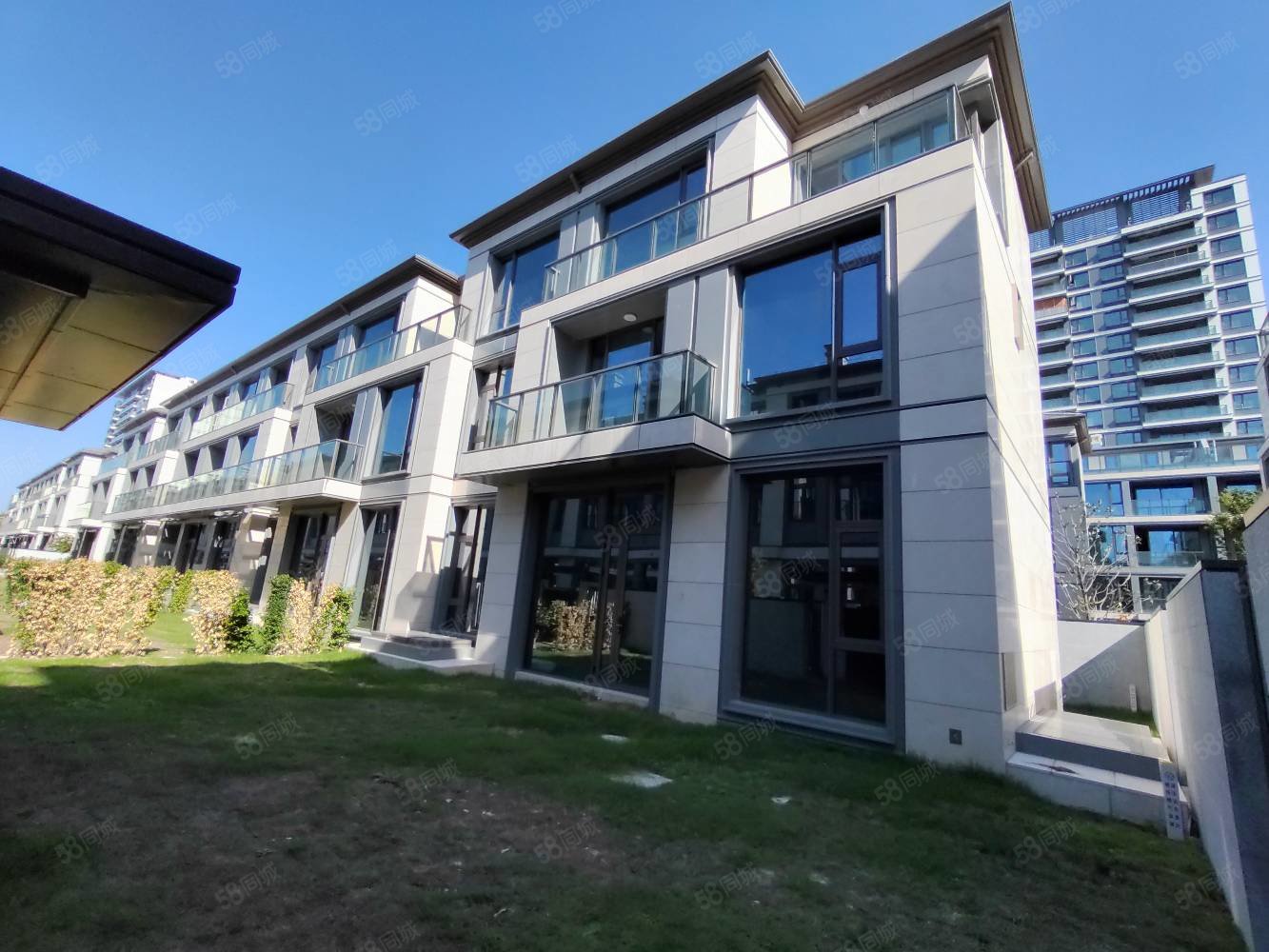 方远天辰誉府(别墅)6室2厅4卫259㎡南北1500万