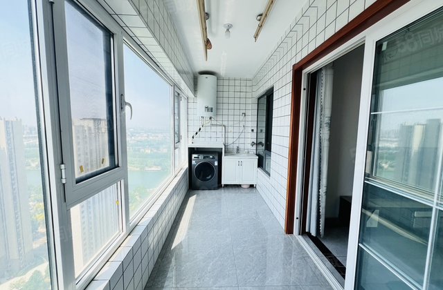 二中 锦绣学府 精装三居室 带车位 观景房 南北通透免大税