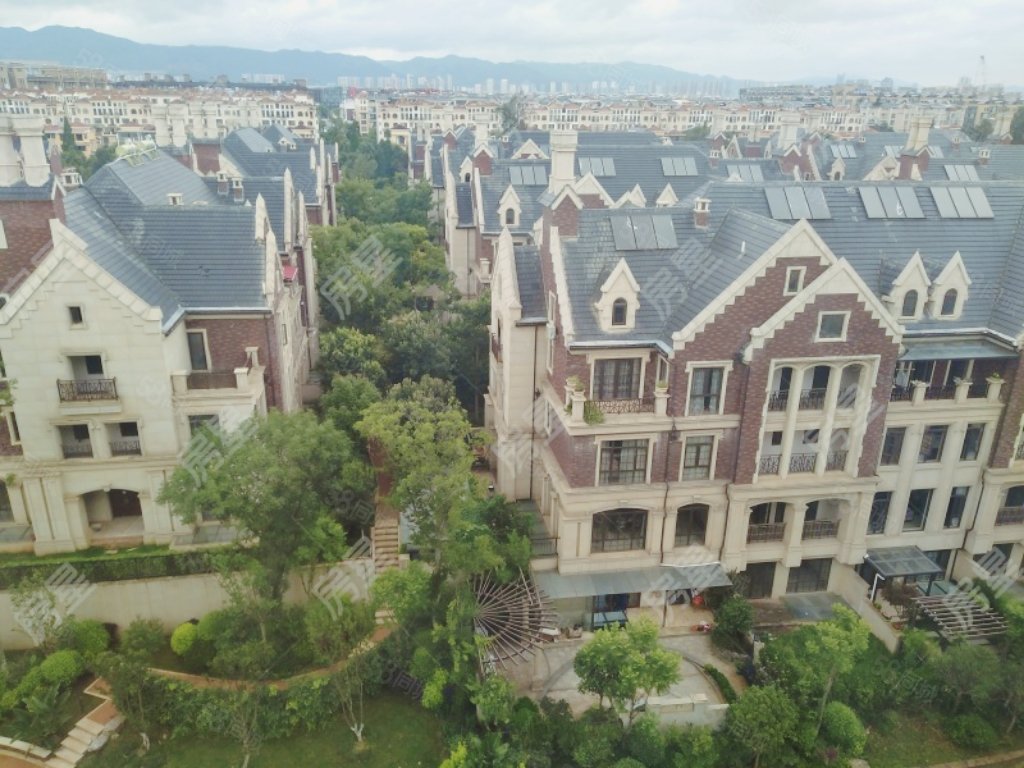 俊发九夏云水4室2厅3卫210.41㎡南北550万