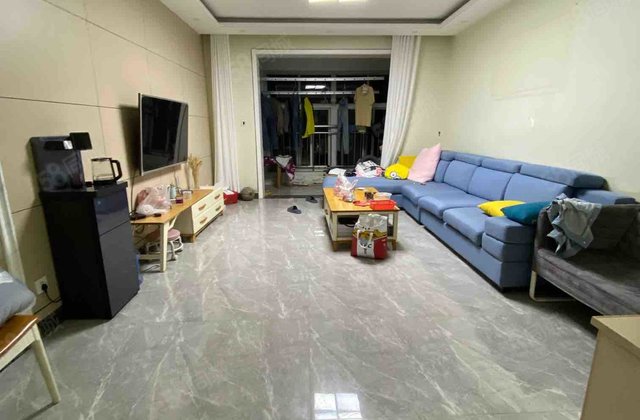 湖边名人苑三期花园里 南北通透 带车库中层 不临街