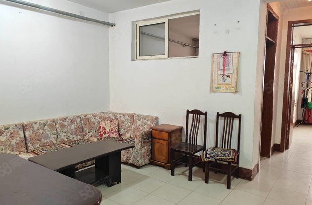 三院附近单位家属院房东诚心出售 停车方便