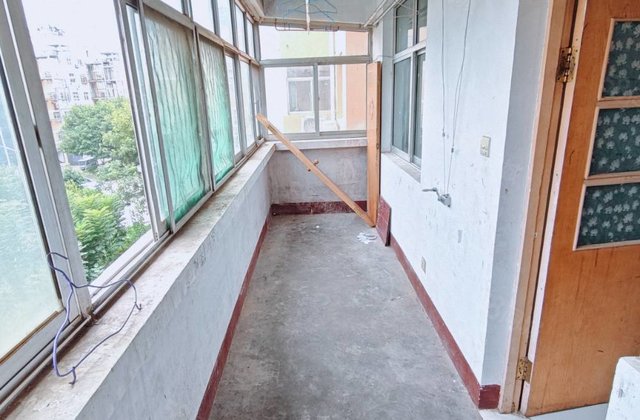 汽车站北邻电大家属院，步梯三楼四室！双阳台。地上储藏室好停车