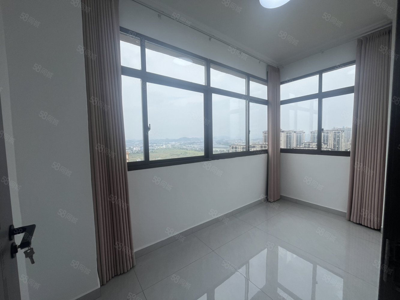 香槟国际5室2厅2卫123㎡南北72万