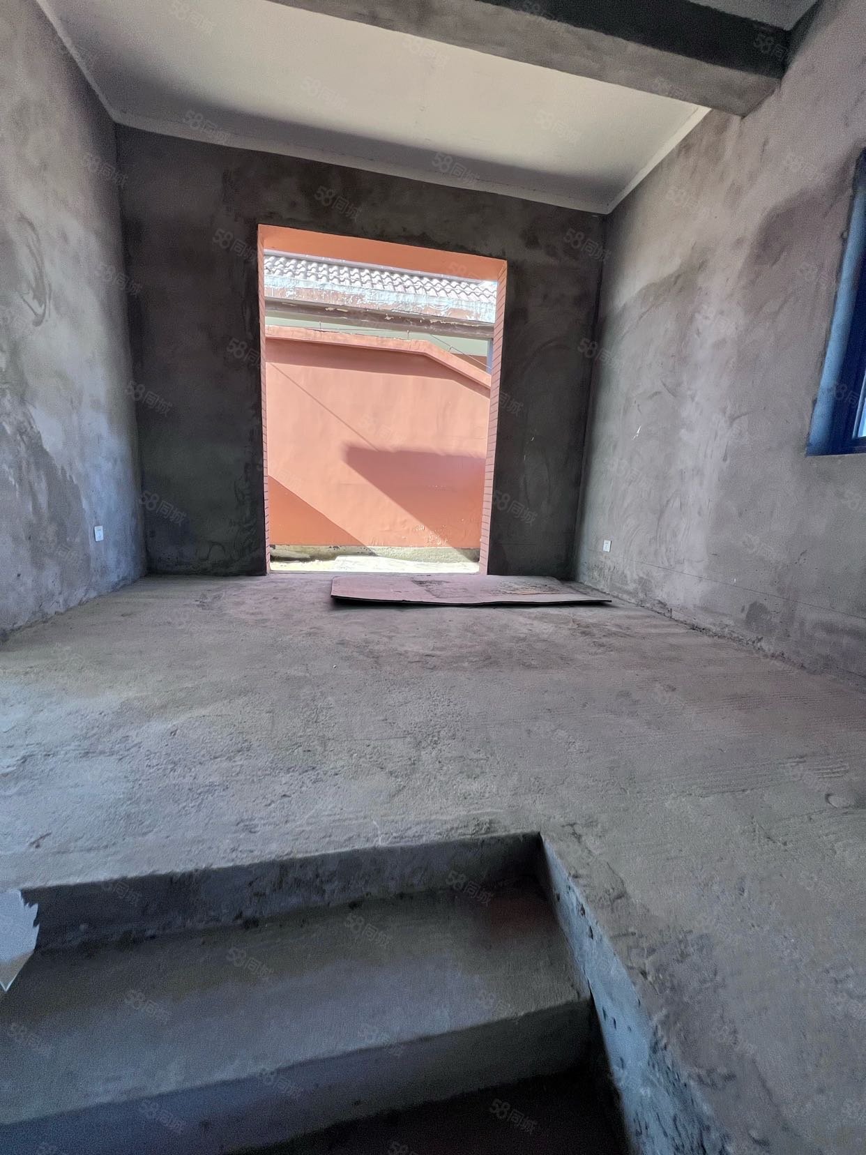 逍遥绿苑4室2厅2卫177㎡东140万