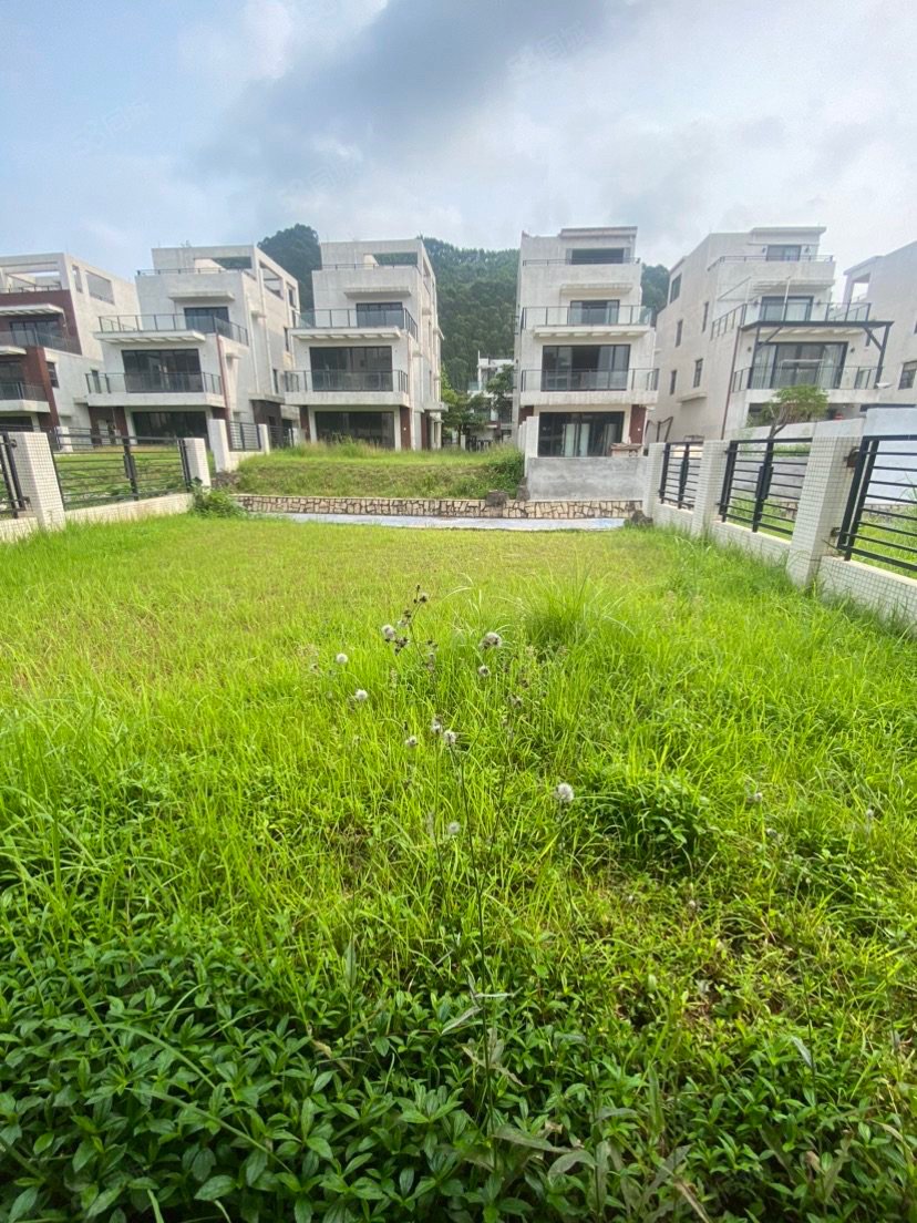 168万祈福双拼5房别墅一楼有房间 237平 花园超200方