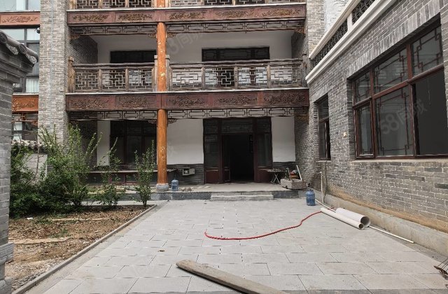 古楼东南三层别墅，带有内置电梯，550平，大楼台2个，大院子