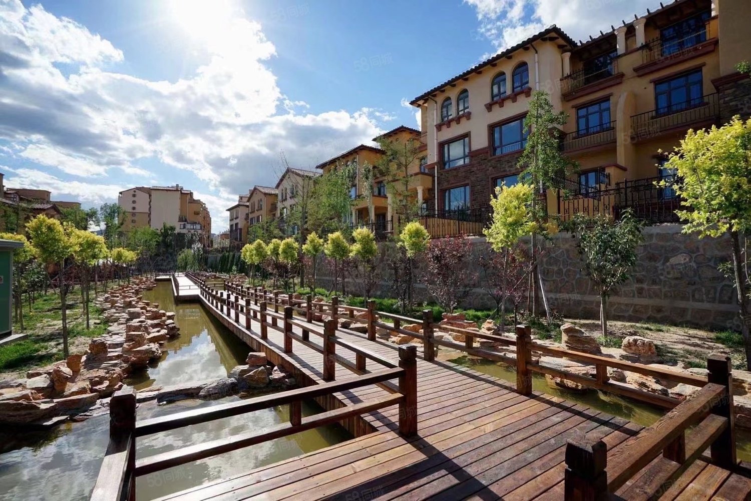 名爵滨河花园别墅东边户南花园精装修赠送家具家电房本满五