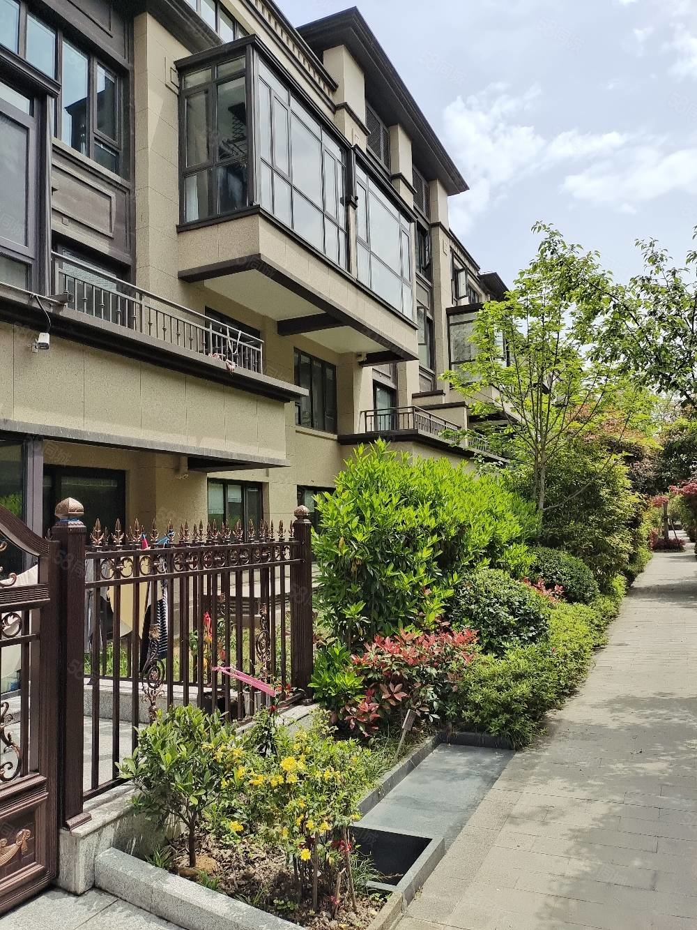 保利锦庐4室2厅3卫131.82㎡南北250万