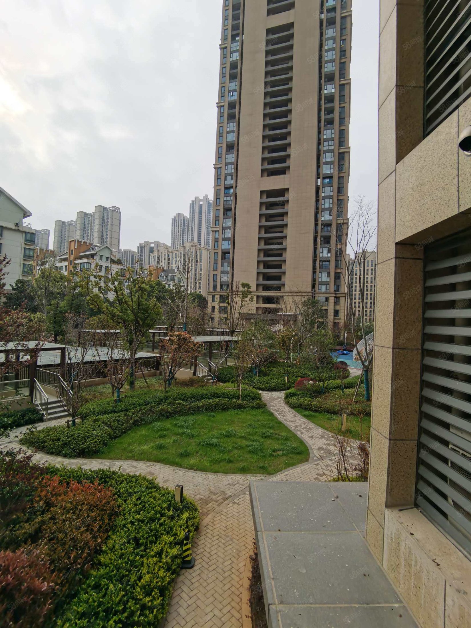 光谷关山华科对面泛悦城 南北通透 精装大三房两卫,泛悦城-武汉58同城