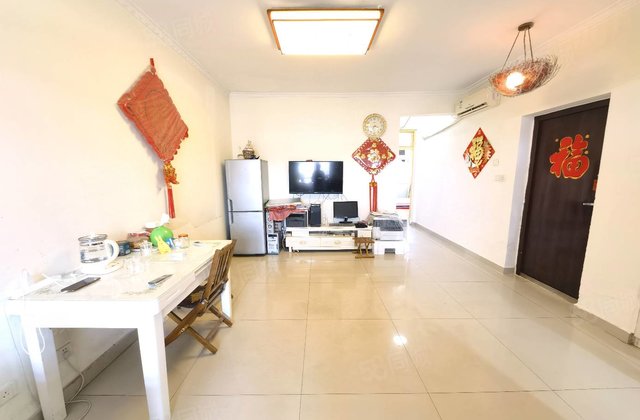 6千多七中对面馨苑小区电梯小高层 三居室好楼层免大税 有车位