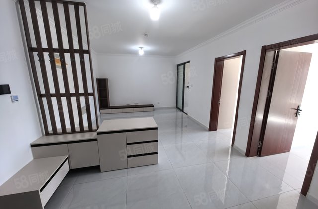 市医院新房 电梯洋房 装修未住 总高11层的10楼 看房方便