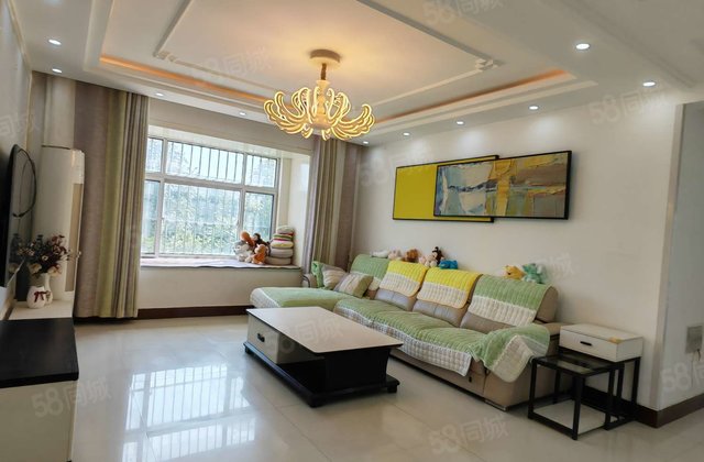 翡翠城 精装 三室两厅 带车位和储 部分家具家电 全天采光