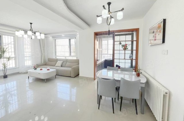 3室3卫，楼上两室，楼下一室，城市主人，多层1楼，东方双语