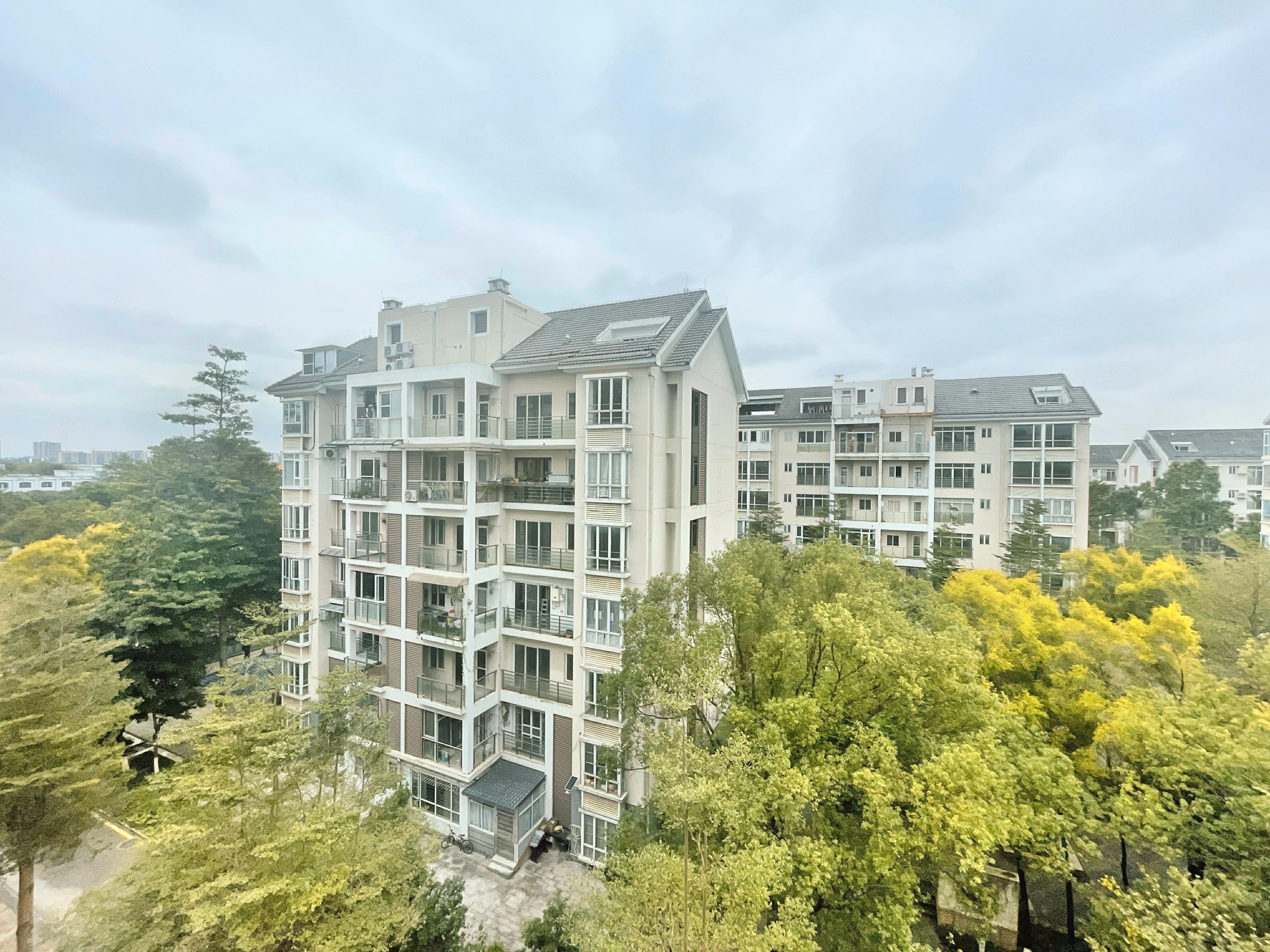 松湖花园3室2厅3卫168.19㎡南北790万