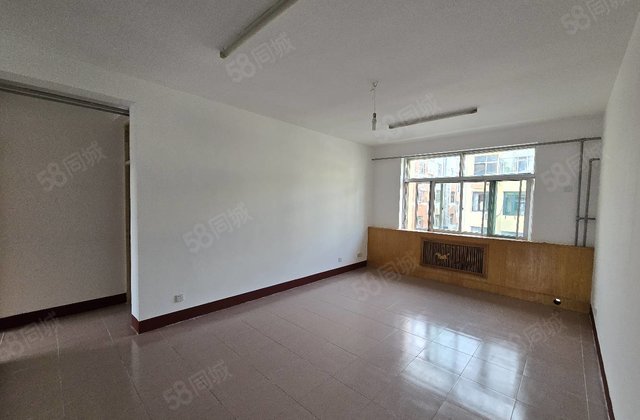 金鼎 公园北邻 山环家园  三室两厅 中间楼层 停车方便