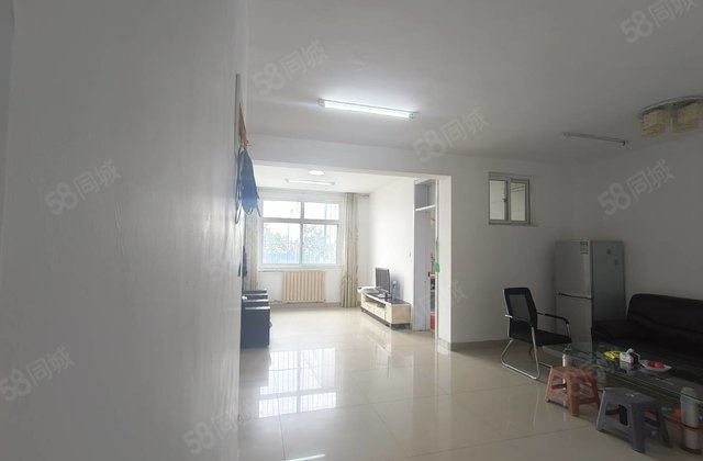 万达北邻，一楼带院子，两室两厅一卫，房子干净，价格合适。