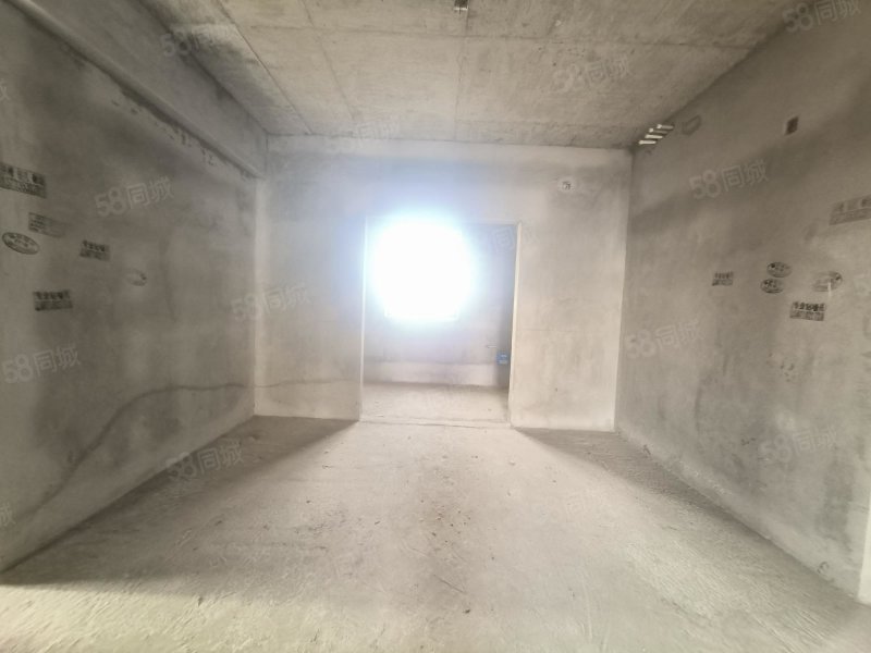 中瑞领航城3室2厅2卫121㎡南70万
