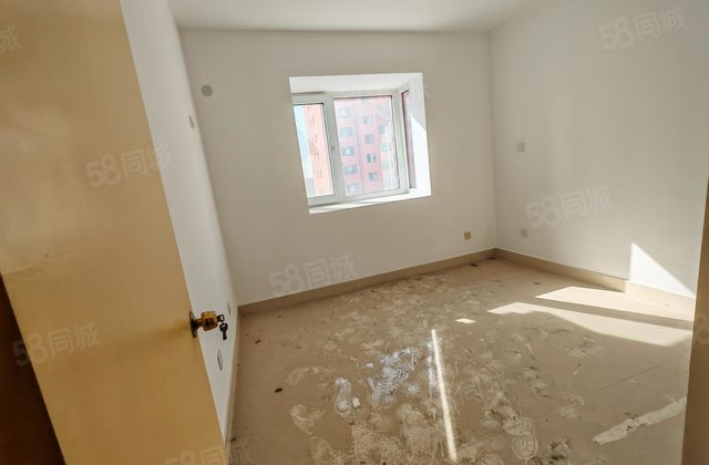 先锋社区新房未住 中间楼层西边户 送储藏室 马上免大税