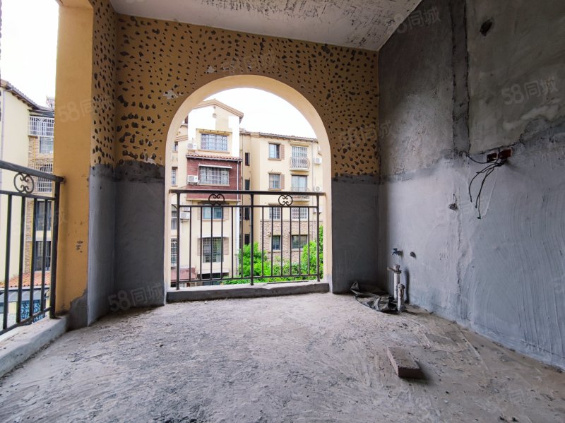 富临卢卡美郡4室2厅2卫157㎡南153万