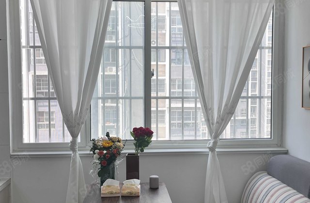 一居室一厅一厨一卫，南北方向都有窗户。个人房源无中介