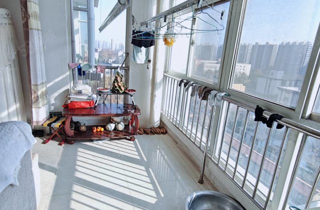 万达北临电梯洋房中间楼层！正规三室全明户型。落地窗采光无遮挡