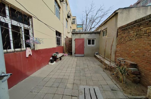 一楼带院，市区一楼带大院子，三室朝阳。