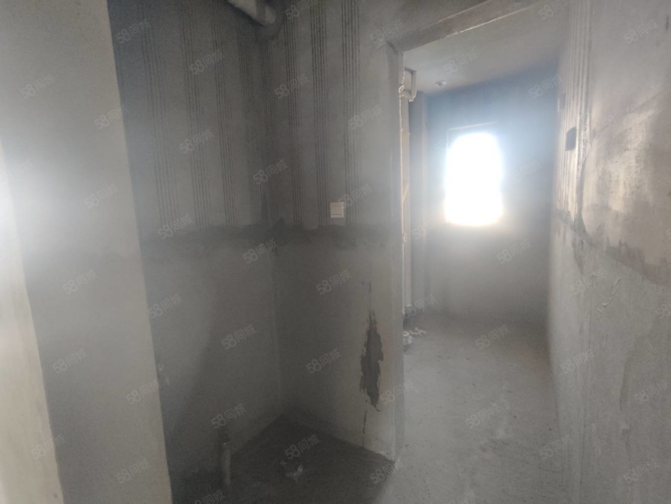 青湖铭城4室3厅2卫183㎡南北57万