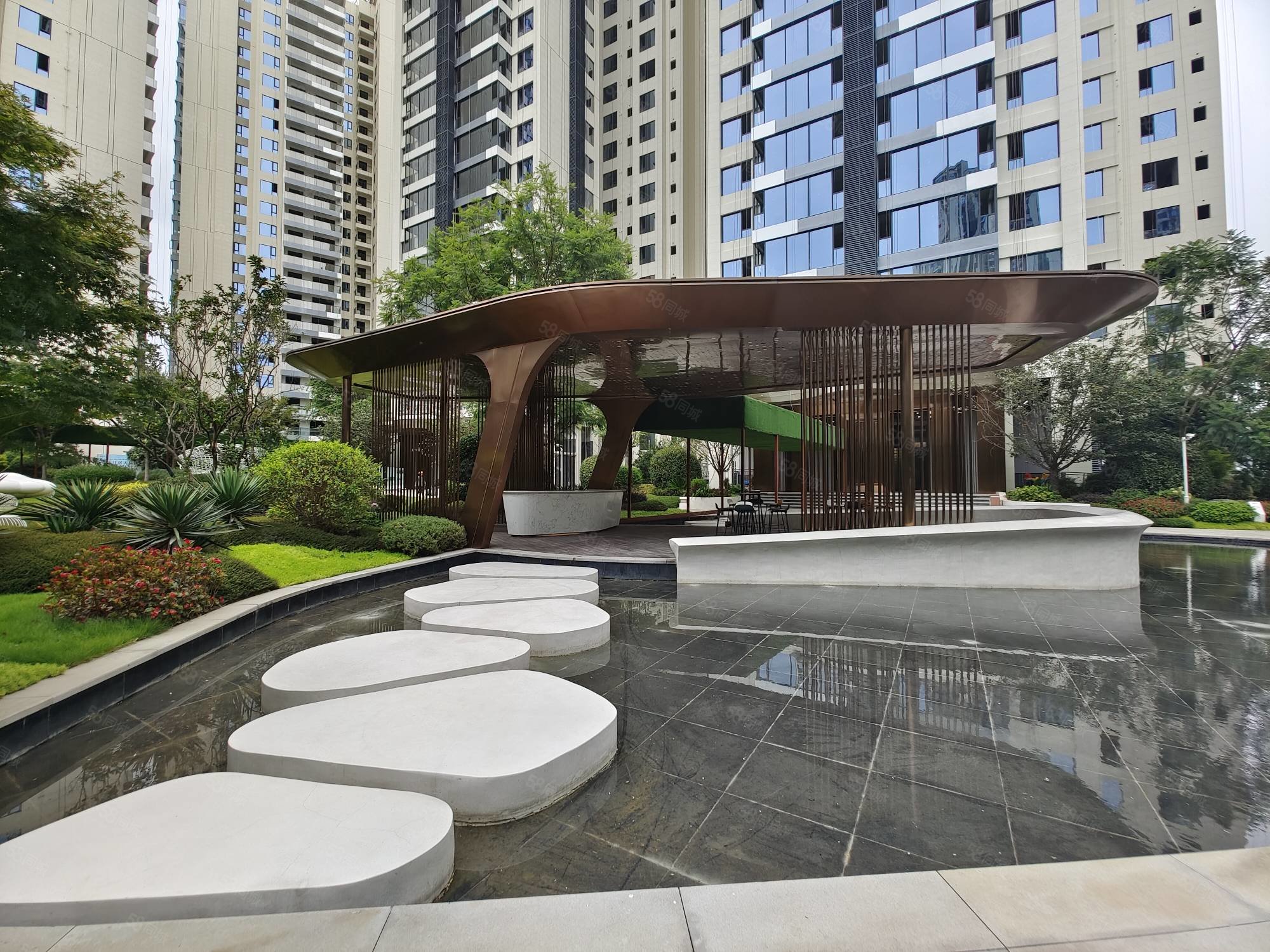 蓝光雍锦半岛4室2厅2卫161㎡南北175万