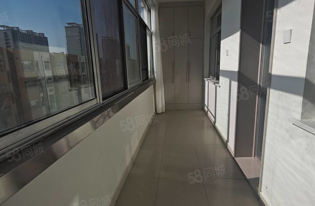 阳光    ！三室精装修！教室新村三里铺免大税