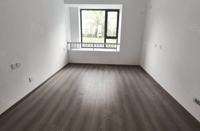 急售区政府，城市芳华，99万 三室两卫送车位，玖玺清风和附近