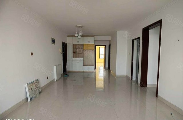 急售翡翠城精装三室，123平三室两厅两卫，带车位，电梯房