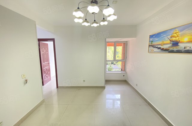 开发区第二实验旁，两室带车位，免大税，随时可看房