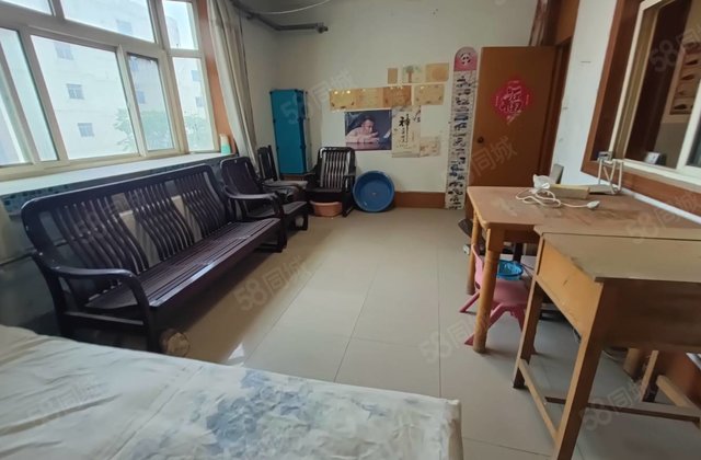 市医院家属院 南北通透 中间好楼层 小三房 随时看房拎包入住