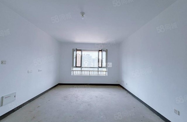 新一中，新房未住，带车位储藏室四叶草户型，楼层好小区前排