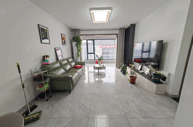 万达南邻，   一套三室，精装婚房，带车位储藏室