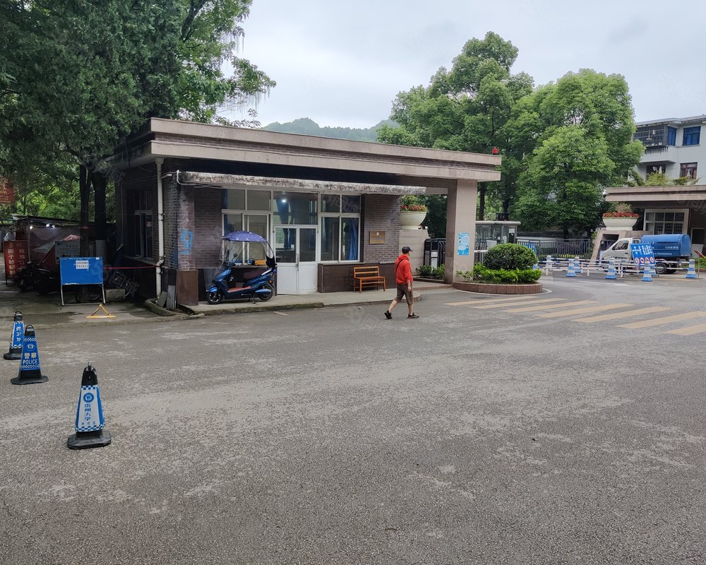 贵州大学北校区教工宿舍二环绕城高速之间