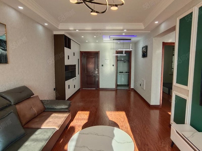 万达二期 有上学名额 电梯21楼 二室二厅 南北通透 不把山