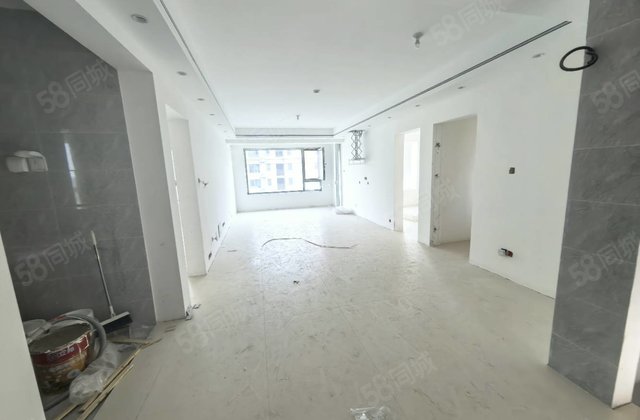 莲湖湾半精装，三叶草户型，带车位看房有钥匙