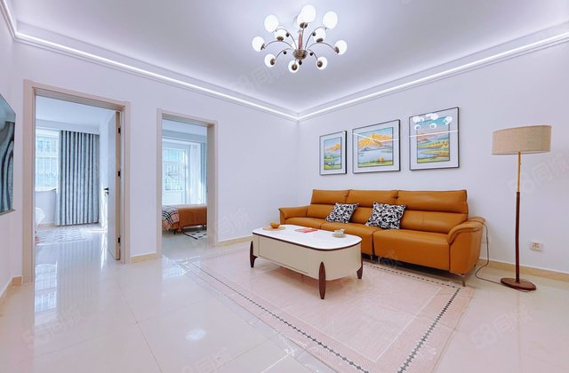 嘉明附近一楼带院，房东诚心出售精装修伶包入住，看房方便价格。