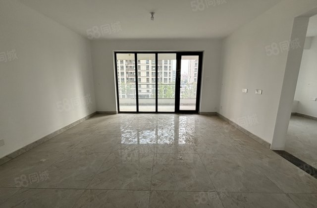 洋房中高层凤凰层！独梯独户带车位和储！万达铁投香江汽车站！