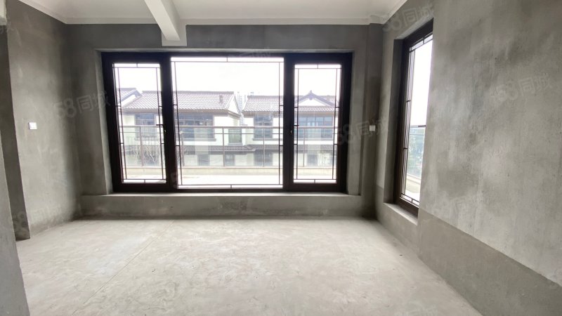 绿城凤栖云庐别墅边套南进门带大花园车位两个毛坯共5层