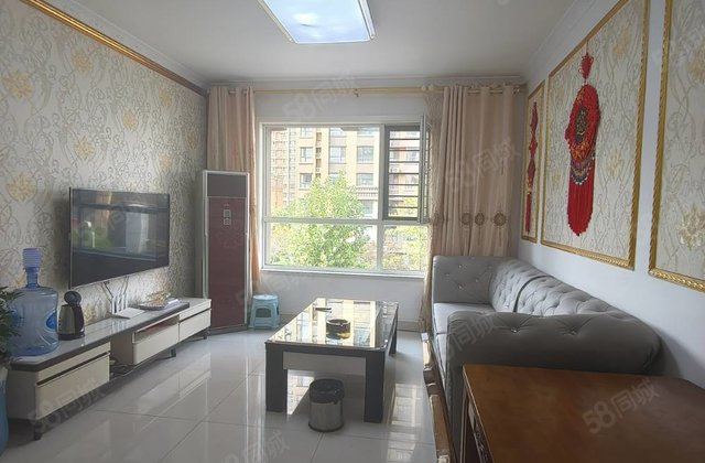 新出七中附近，电梯房精装修三室两卫，随时看房