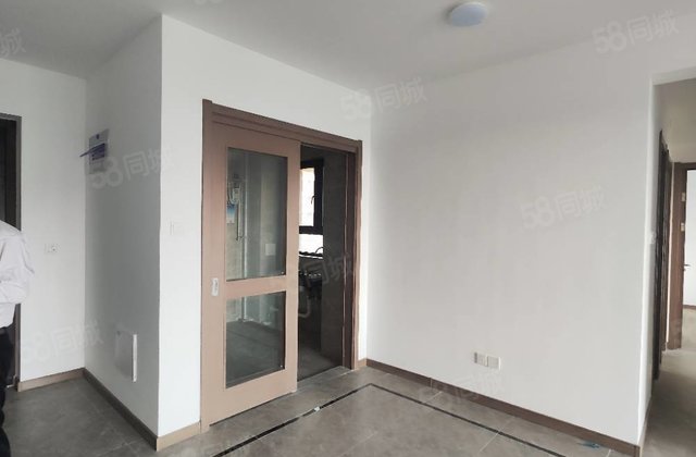 度假区，湖语上院，三室两厅两卫，带车位储藏室，民生凤凰城