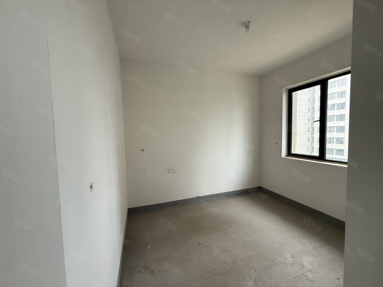 城投五里高小区4室2厅2卫120㎡南北38万